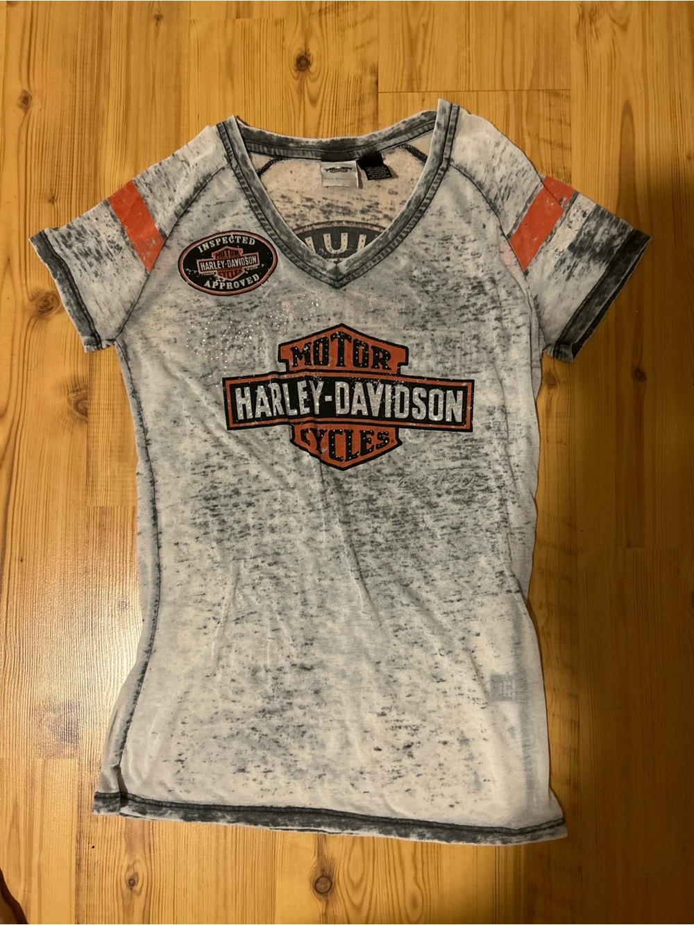 Harley-Davidson Women's Distressed V-Neck Tee in White and Orange Accents NWOT - Picture 2 of 10